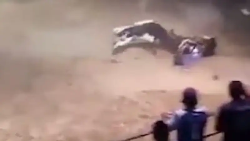Бык поднял на рога лошадь и наездника на родео