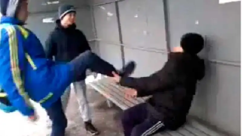 На подростков, избивших мужчину на остановке в Астане, заведено уголовное дело