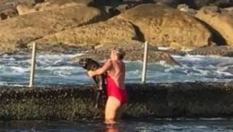 Жительница Австралии поймала акулу голыми руками