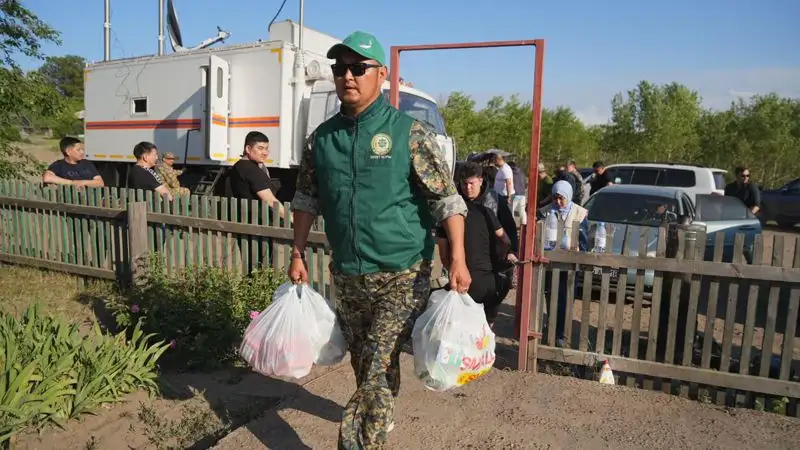 "Вместе всей страной" – как волонтеры раздают помощь в Абайской области