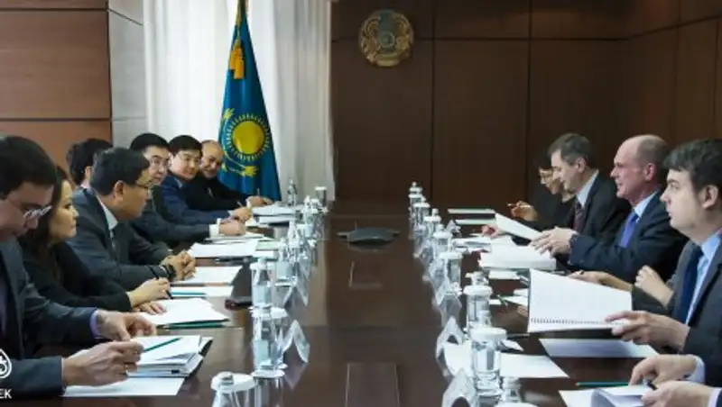 Ерболат Досаев провел встречу с делегацией МВФ