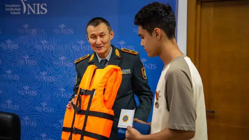 Подростка из Петропавловска наградили за помощь утопающему мальчику