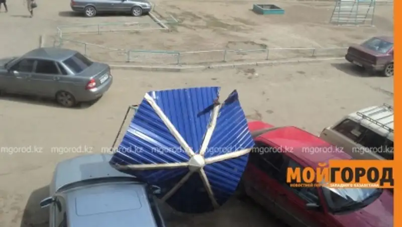 В Уральске сорванная ветром беседка повредила два автомобиля