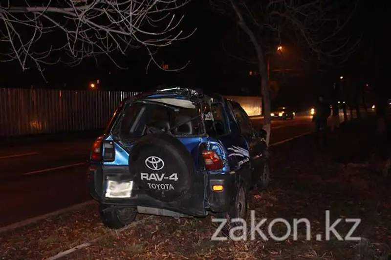 Тойота очутилась на разделительной аллее после неудачно совершенного маневра Тойота очутилась на разделительной аллее после неудачно совершенного маневра, фото - Новости Zakon.kz от 13.12.2013 16:23