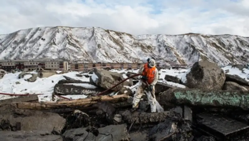 Меньше трети нефтепродуктов откачали с танкера "Надежда" на Сахалине
