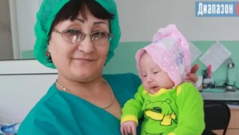 Выброшенную в уличный туалет в Актобе малышку удочерили