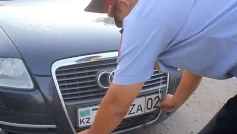 Полицейские Алматы задержали водителя без прав и с подложными номерами авто 