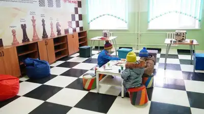 В Семее для избирателей с детьми организовали детский уголок, фото - Новости Zakon.kz от 20.11.2022 14:20