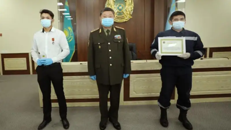 В Алматы наградили студента колледжа и сотрудника службы спасения