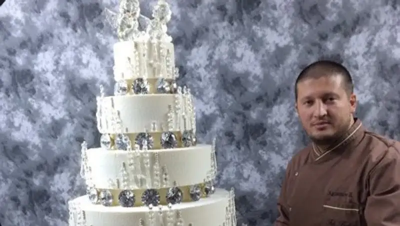 Трехметровый торт испекли в честь дня рождения Астаны