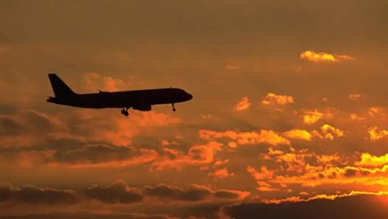 В США самолет прервал полет из-за отказа пассажира платить за одеяло