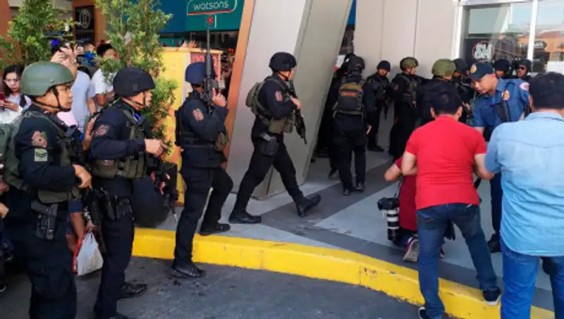 На Филиппинах мужчина захватил 30 заложников в ТЦ