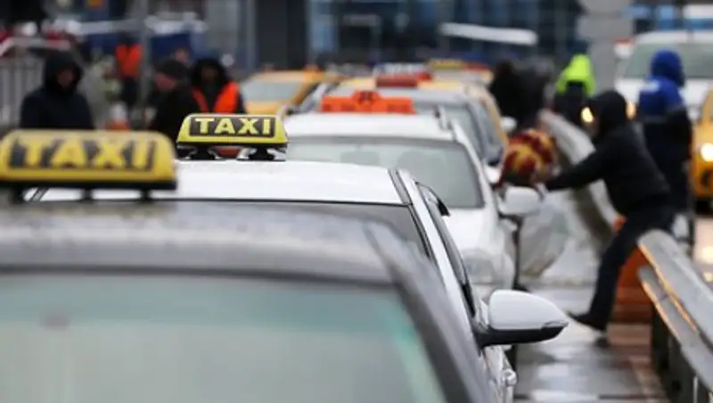 Таксист проломил череп пассажирке за отказ переплачивать за поездку