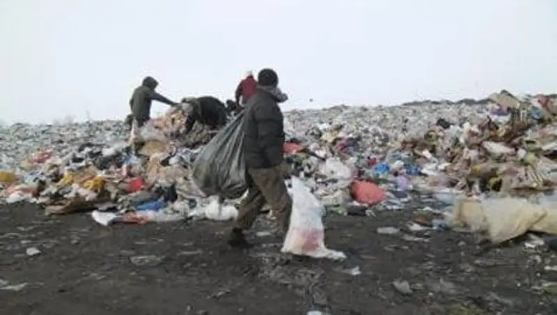 В Уральске накажут виновных за вывоз на свалку испорченных огнем продуктов