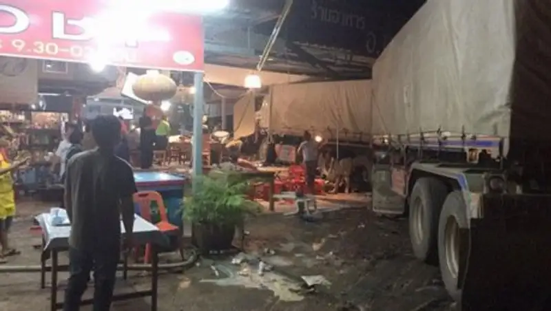 В Таиланде грузовик с прицепом протаранил ресторан, есть погибшие