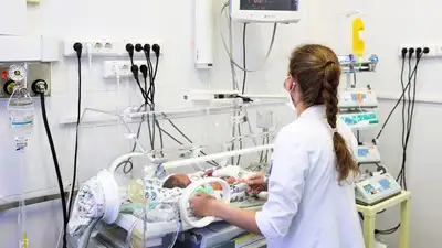 Женщина, выбросившая новорожденного в мусорный бак Уральска, воспитывает трех детей , фото - Новости Zakon.kz от 28.04.2023 05:58