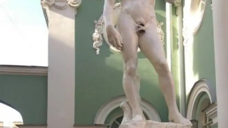 В Санкт-Петербурге наготу статуи Давида прикрыли кепкой