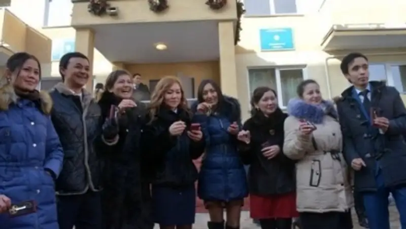 В Алатауском районе Алматы молодым медработникам вручили ключи от новых квартир