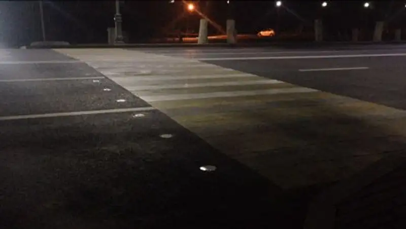 В Караганде установили первый «светящийся» пешеходный переход