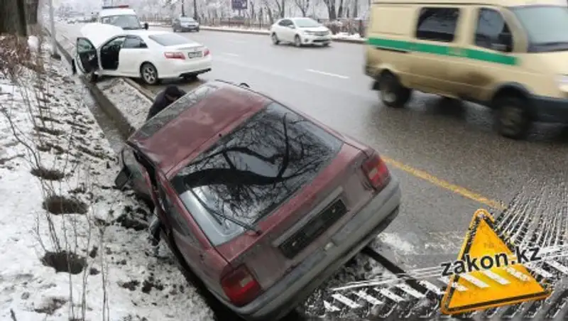 ДТП в Алматы: Toyota врезалась в дерево, Opel – в арыке