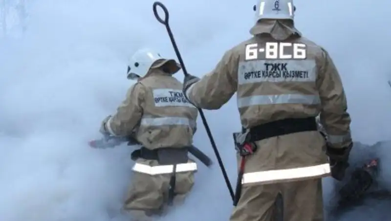 В ВКО из-за взрыва четырех газовых баллонов произошел пожар в жилом доме