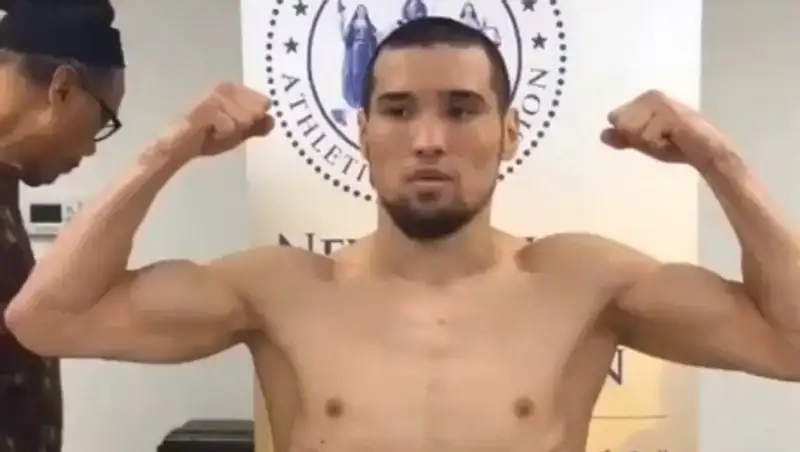 Даурен Елеусинов прошел процедуру взвешивания перед боем с Бернардом Томасом