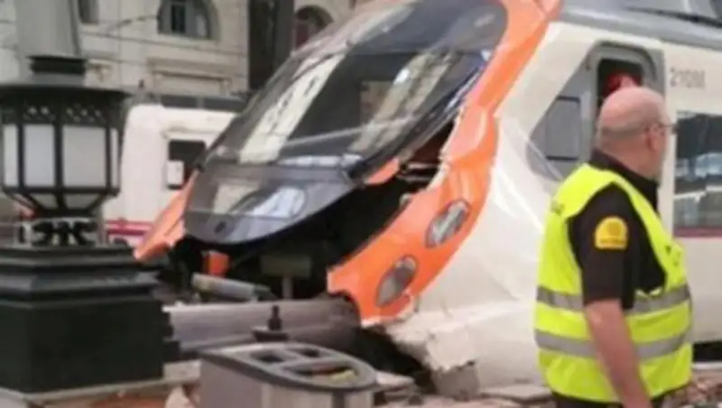 Появилось видео искореженного вагона электрички, попавшей в аварию в Барселоне