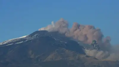 Вулкан Этна снова извергается на Сицилии: отменены десятки авиарейсов