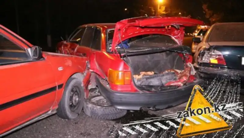 Беременная пострадала в ДТП с участием трех авто в Алматы