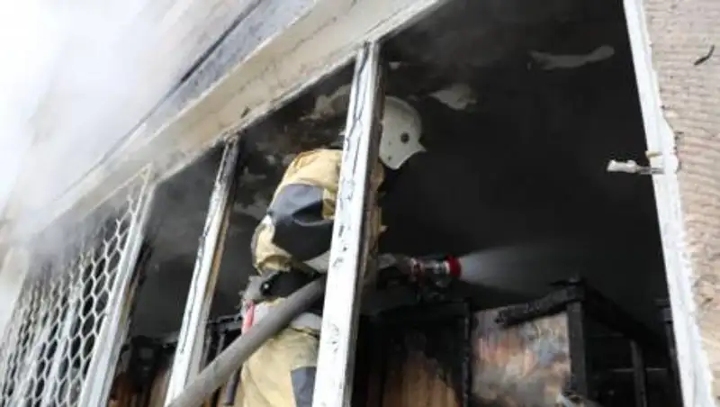 В Алматы в здании общежития произошел пожар