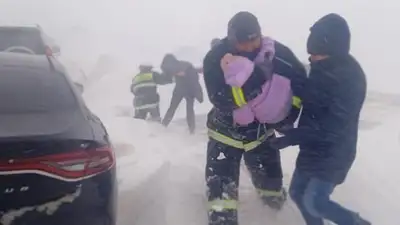 В Сарысуском районе Жамбылской области на дорогах застряло 60 автомашин, фото - Новости Zakon.kz от 04.01.2023 03:17