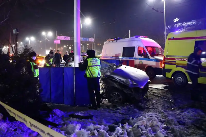 Автомобиль разорвало напополам, три человека погибли – ДТП в Алматы, фото - Новости Zakon.kz от 27.01.2023 05:17