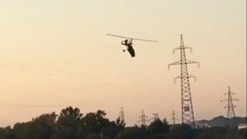 В Подмосковье вертолет зацепился за ЛЭП и упал в воду