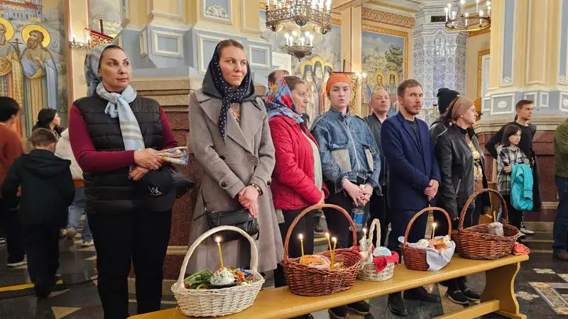 пасхальная служба, казахстанцы принеси куличи , пасху, яйца для освящения, фото - Новости Zakon.kz от 16.04.2023 02:58