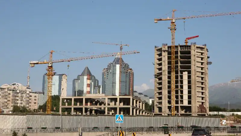 В Алматы приостановили точечную застройку на 19 участках
