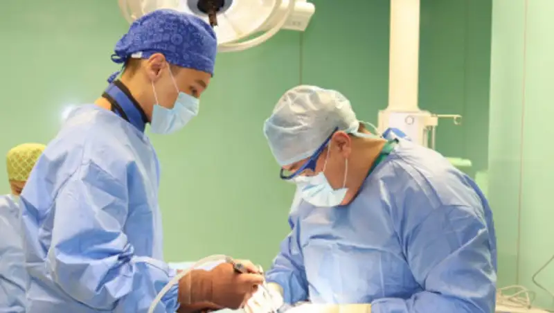 Пулю из головы мужчины извлекли алматинские медики