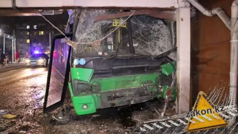 В АЭТ объяснили, почему автобус выскочил на тротуар в Алматы