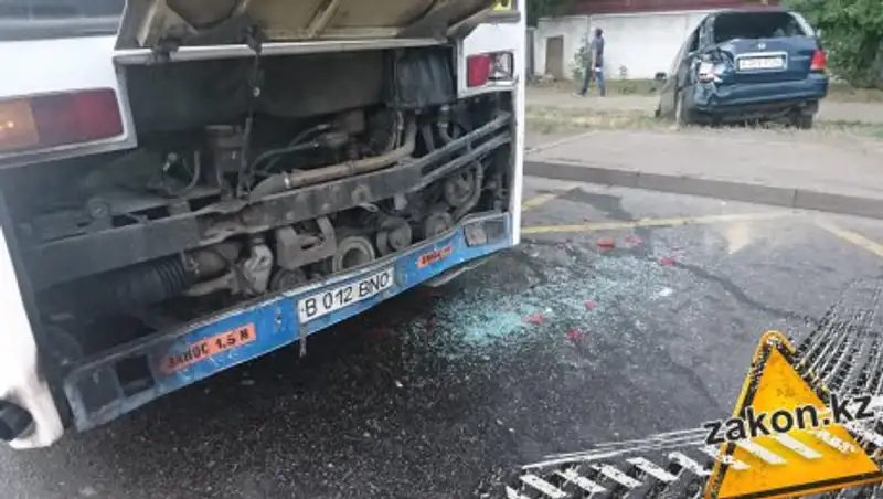 В Алматы Honda столкнулась с фурой, протаранила автобус и проехала по автобусной остановке