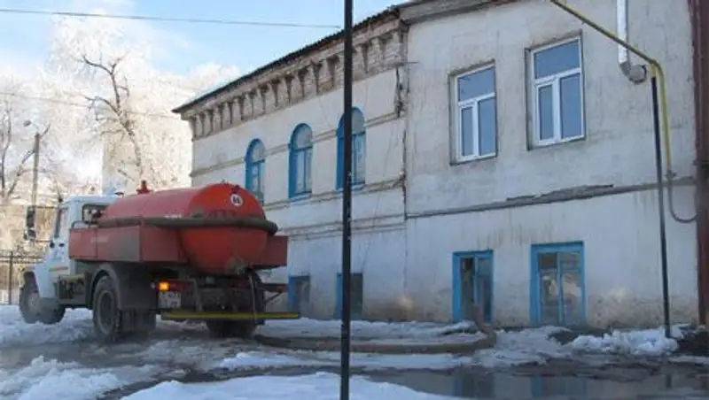 В Уральске затопило двухэтажный жилой дом