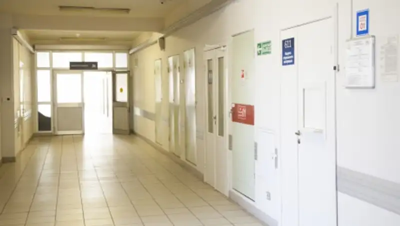 Врачи рассказали о состоянии раненого инспектора