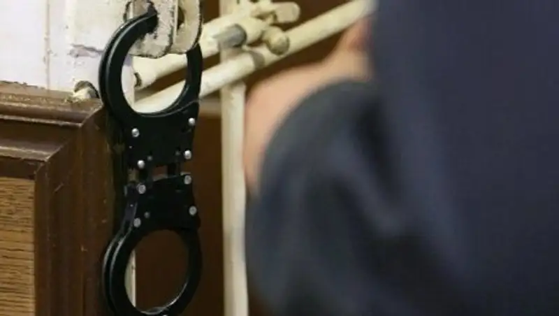 Ақтауда қызметін асыра пайдаланған шенеунік түрмеге жабылды