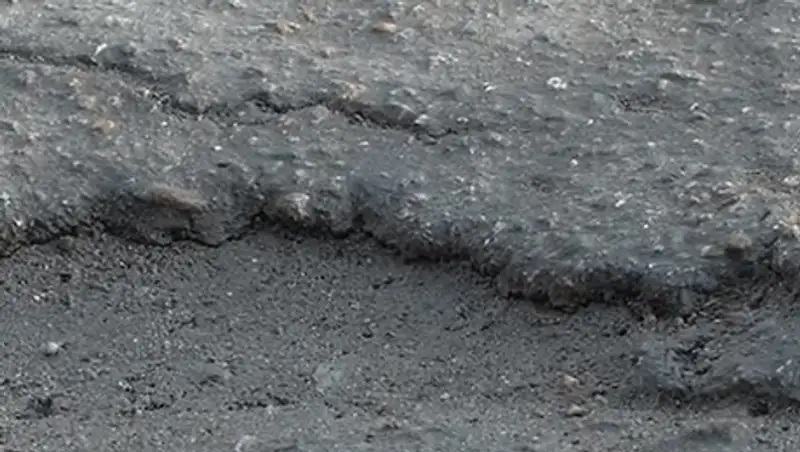 На одной из улиц в Алматы просел асфальт