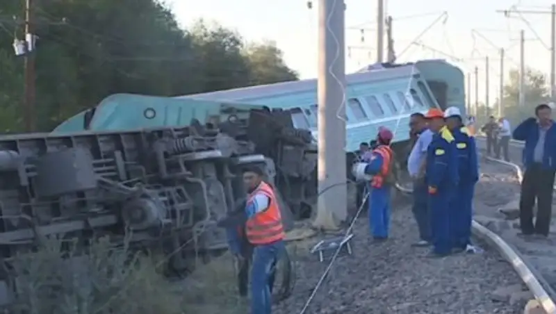 На месте крушения поезда продолжаются восстановительные работы