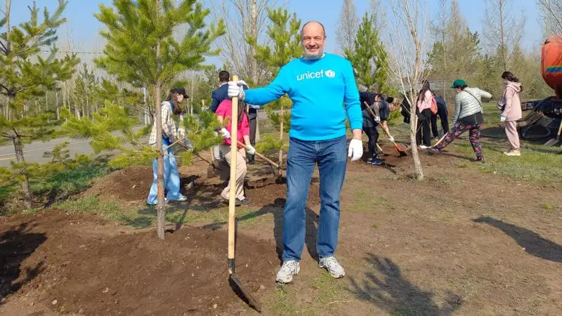 Казахстан Астана субботник посадка деревья, фото - Новости Zakon.kz от 29.04.2023 15:34
