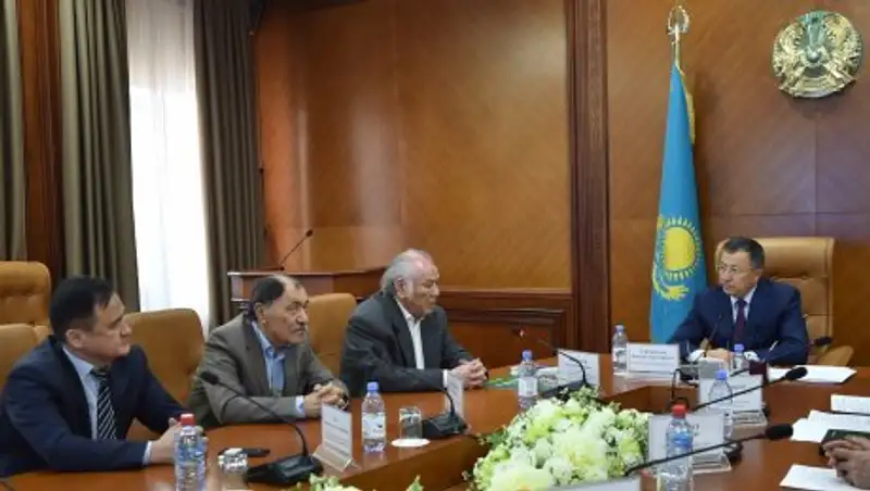 Аким ЮКО встретился с писателем-драматургом Дулатом Исабековым