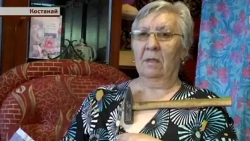 К костанайской бабушке и ее внуку липнут вилки, телефоны и молотки