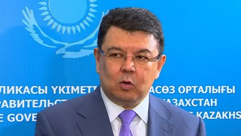 Бозумбаев объяснил, почему в нефтяной стране не хватает бензина