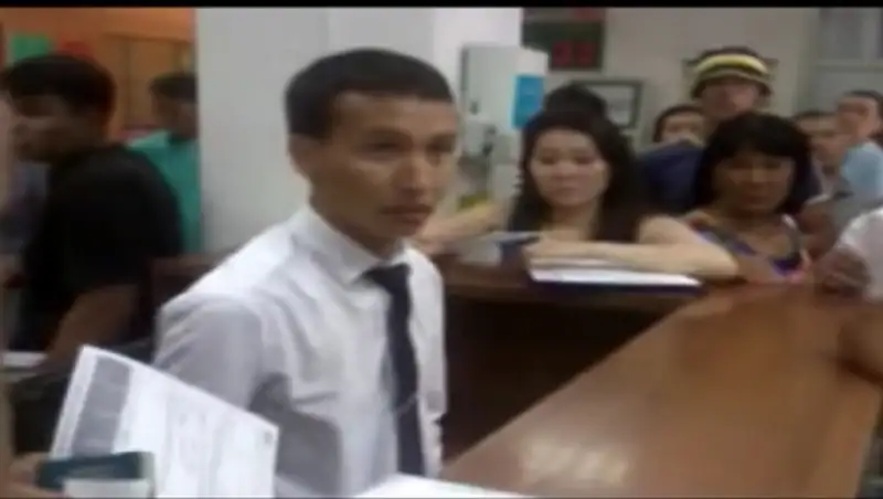 Сотрудник ЦОНа в Алматы обматерил клиента