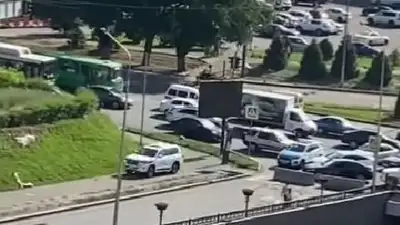 Полиция Алматы установила водителей, нашедших секретный проезд из-за пробок на аль-Фараби