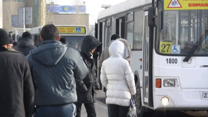 Шымкентские студенты требуют вернуть проездные билеты, фото - Новости Zakon.kz от 09.11.2013 19:57